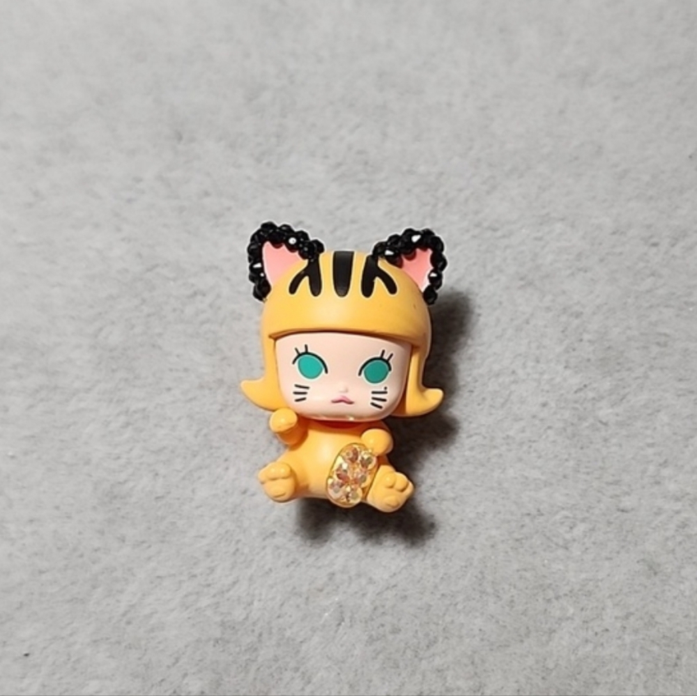 ❌️SOLD❌️Cute Blinged Molly Lucky Cat Figure (Pop Mart)